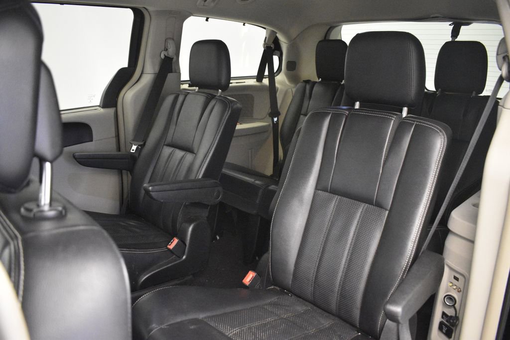 Thumbnail: 2014 Chrysler Town & Country - 22