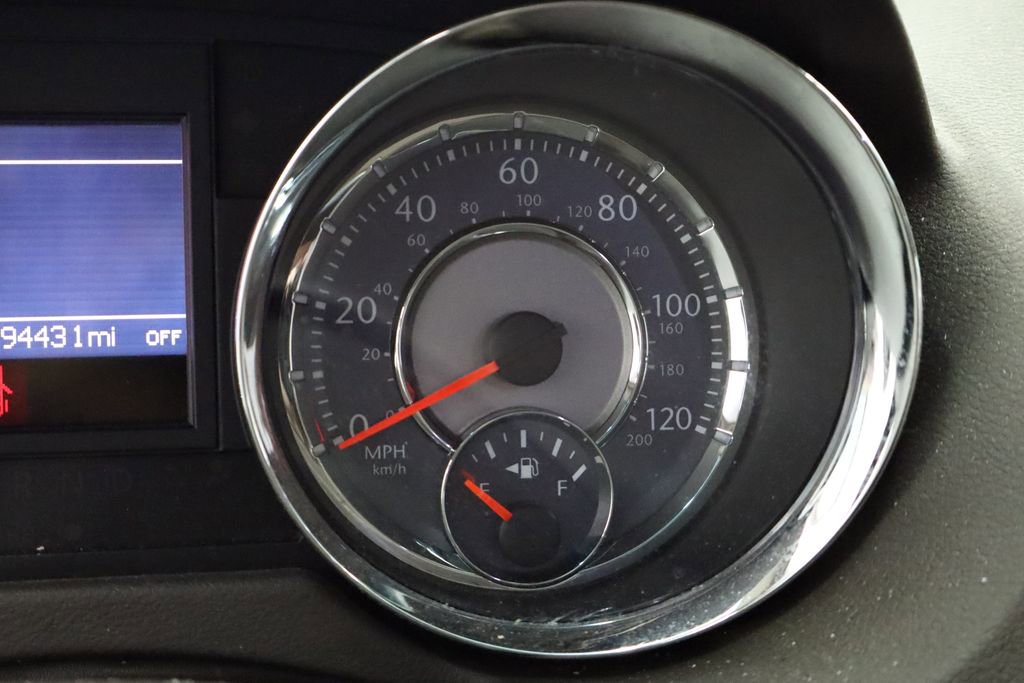 Thumbnail: 2014 Chrysler Town & Country - 21