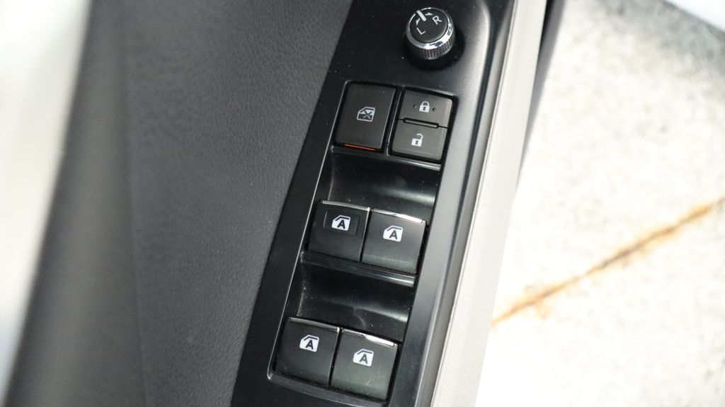 Thumbnail: 2020 Toyota Camry - 25