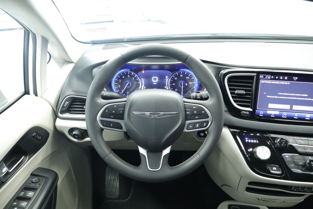 Thumbnail: 2023 Chrysler Pacifica - 25