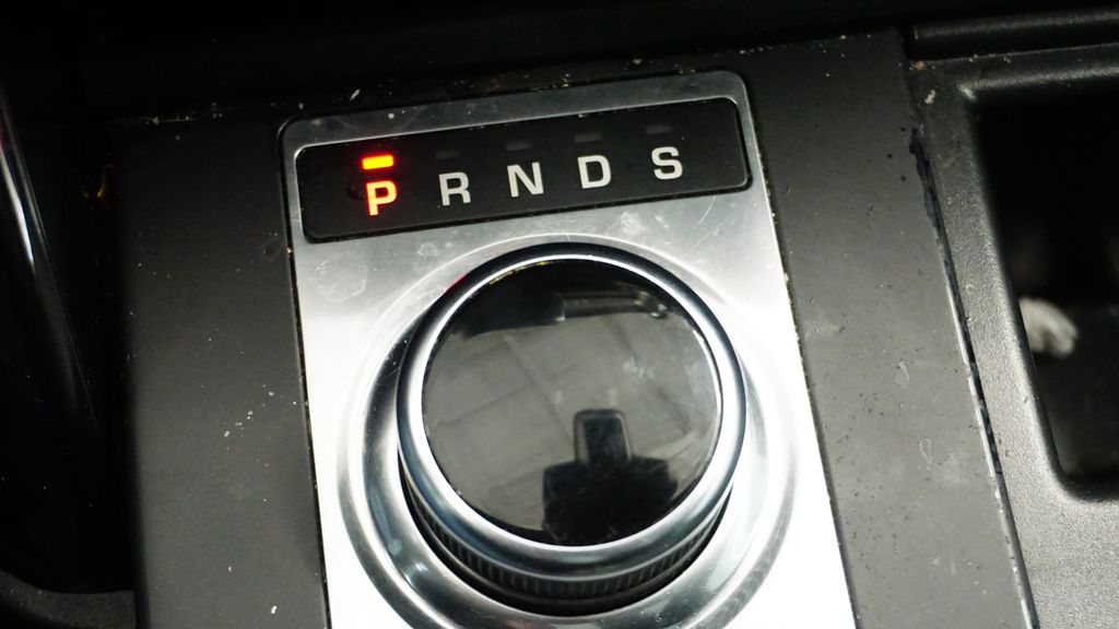 Thumbnail: 2020 Land Rover Discovery - 29