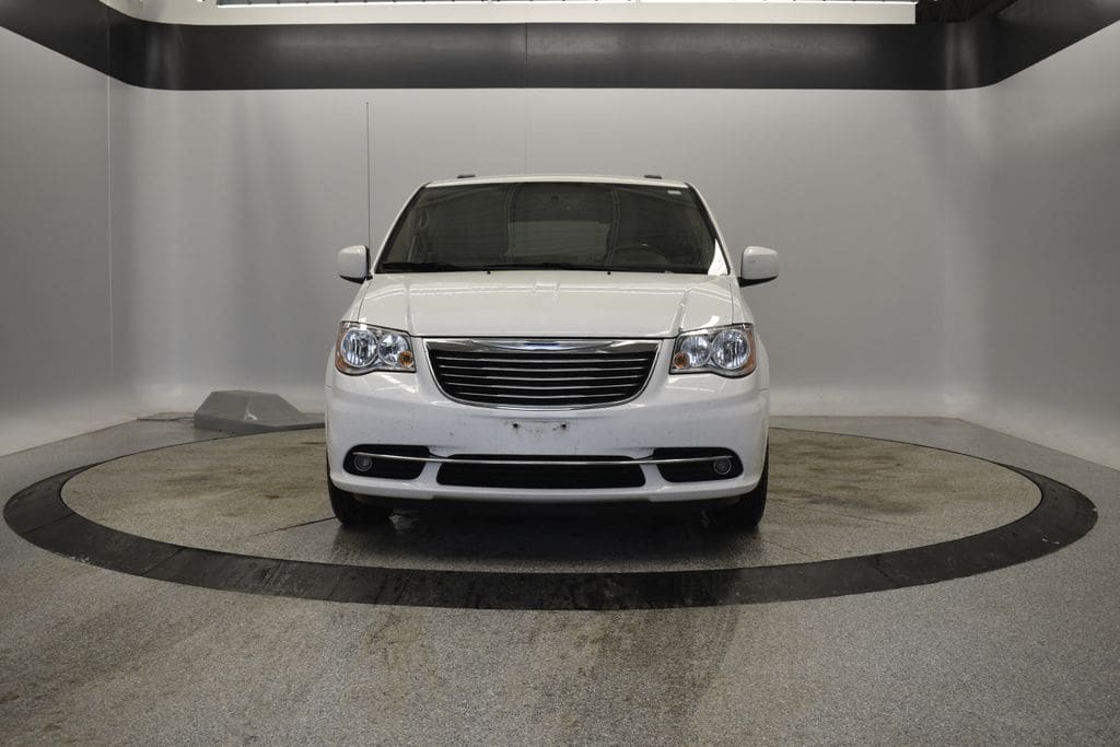 Thumbnail: 2015 Chrysler Town & Country - 14