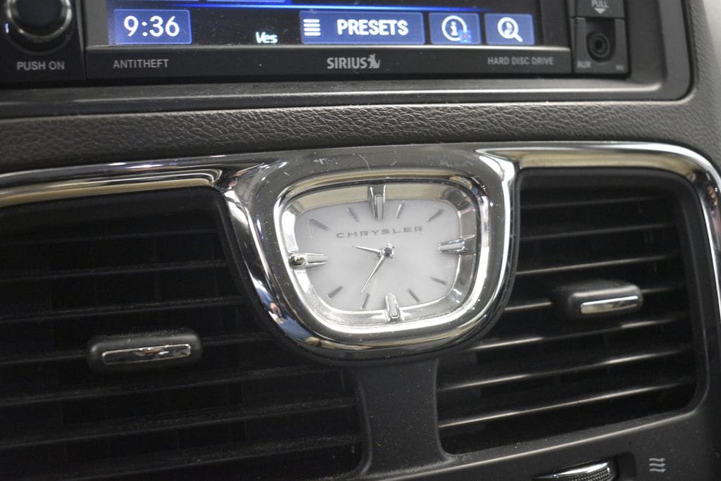 Thumbnail: 2015 Chrysler Town & Country - 35