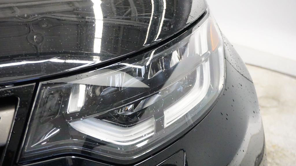 Thumbnail: 2020 Land Rover Discovery - 12