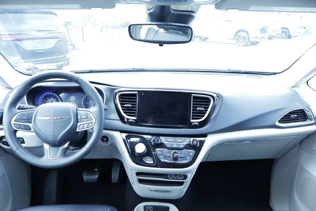 Thumbnail: 2023 Chrysler Pacifica - 15