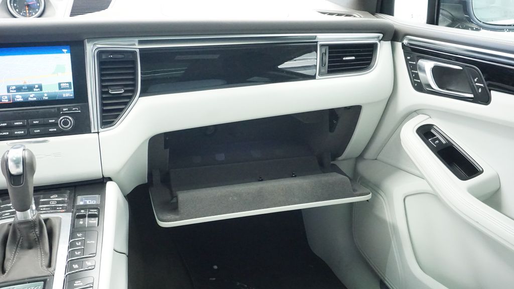 Thumbnail: 2017 Porsche Macan - 23