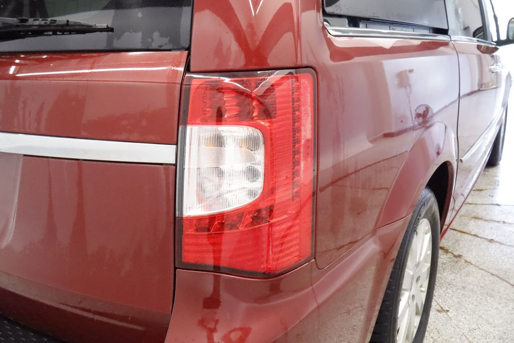 Thumbnail: 2016 Chrysler Town & Country - 13
