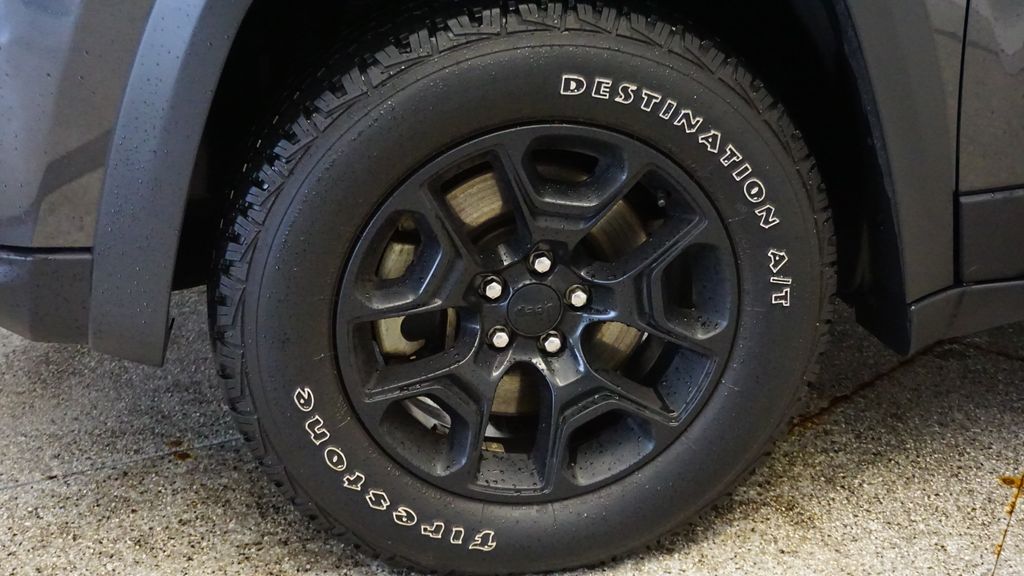 Thumbnail: 2022 Jeep Cherokee - 13