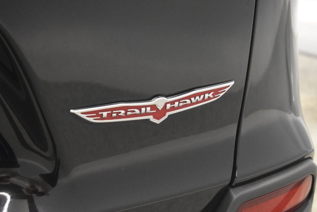 Thumbnail: 2019 Jeep Cherokee - 17