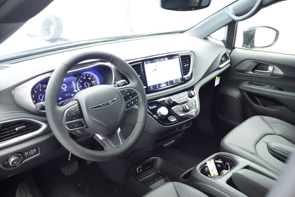 Thumbnail: 2026 Chrysler Pacifica - 8
