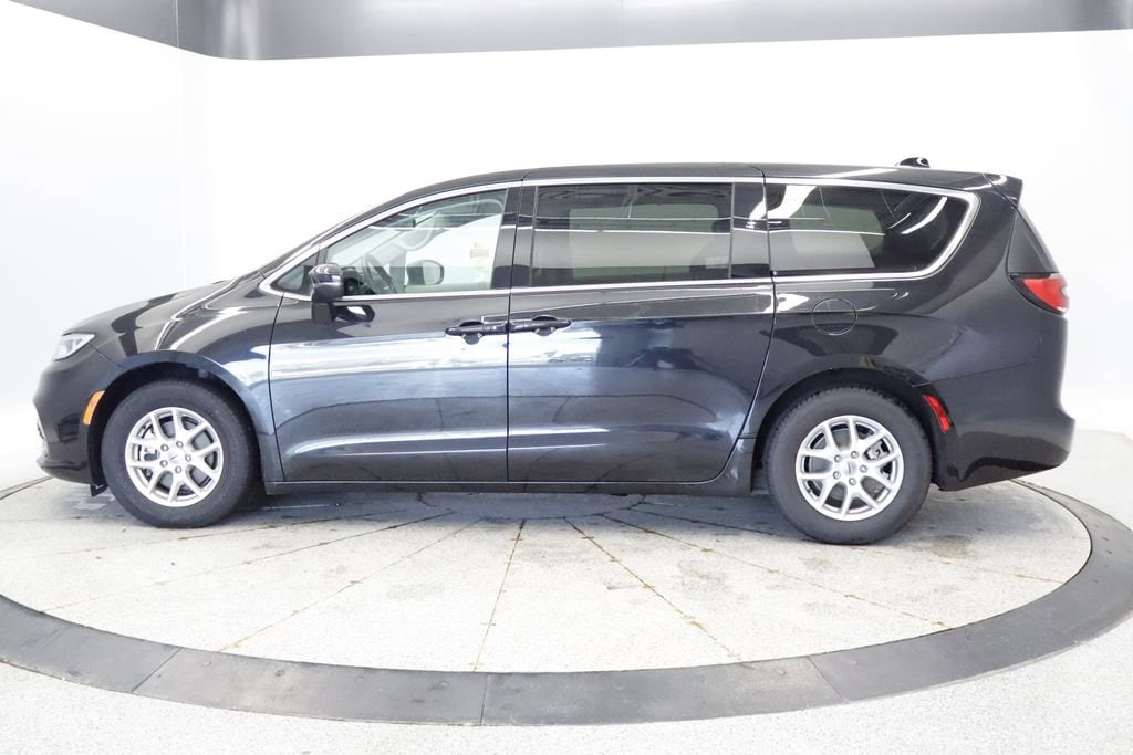 Thumbnail: 2023 Chrysler Pacifica - 1