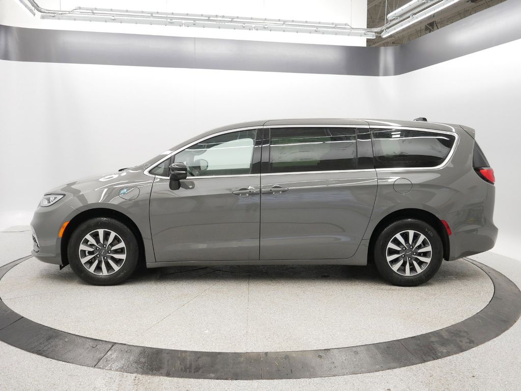 2025 Chrysler Pacifica Hybrid Select 17
