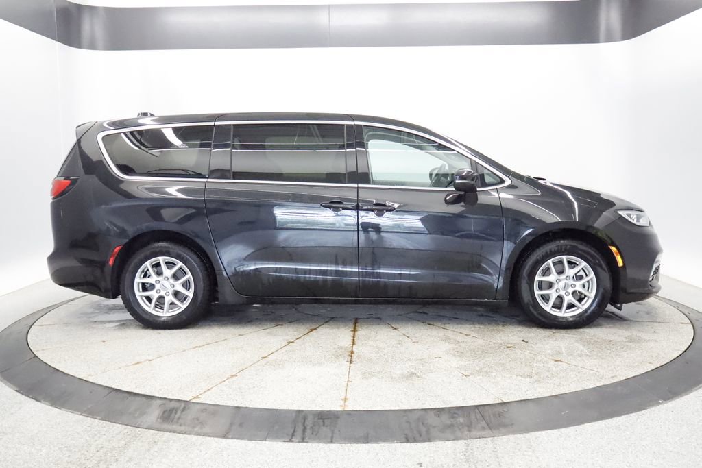 Thumbnail: 2023 Chrysler Pacifica - 8