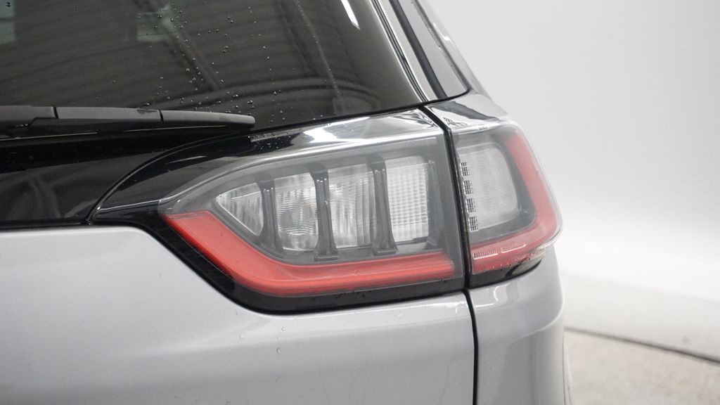 Thumbnail: 2019 Jeep Cherokee - 17