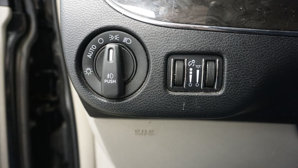 Thumbnail: 2014 Chrysler Town & Country - 32