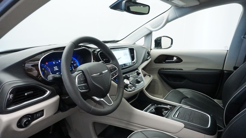 Thumbnail: 2023 Chrysler Pacifica - 26