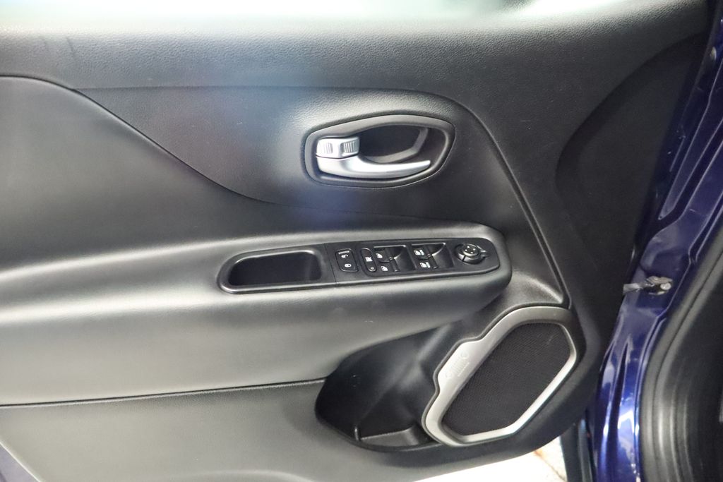 Thumbnail: 2018 Jeep Renegade - 31