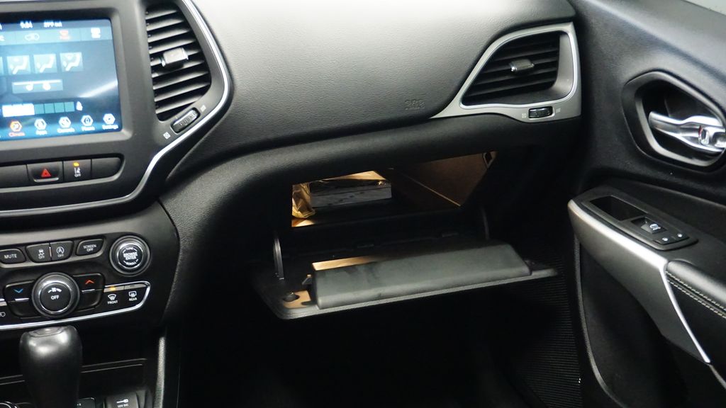 Thumbnail: 2022 Jeep Cherokee - 25