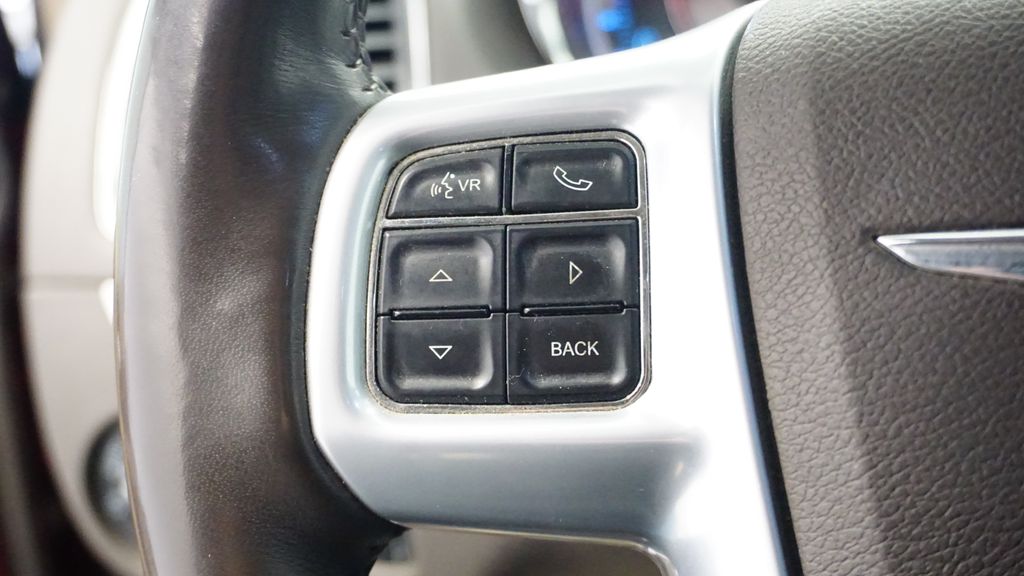 Thumbnail: 2013 Chrysler Town & Country - 31