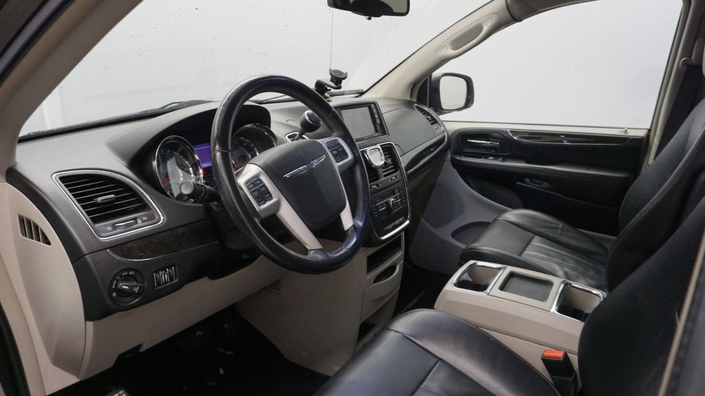 Thumbnail: 2014 Chrysler Town & Country - 27