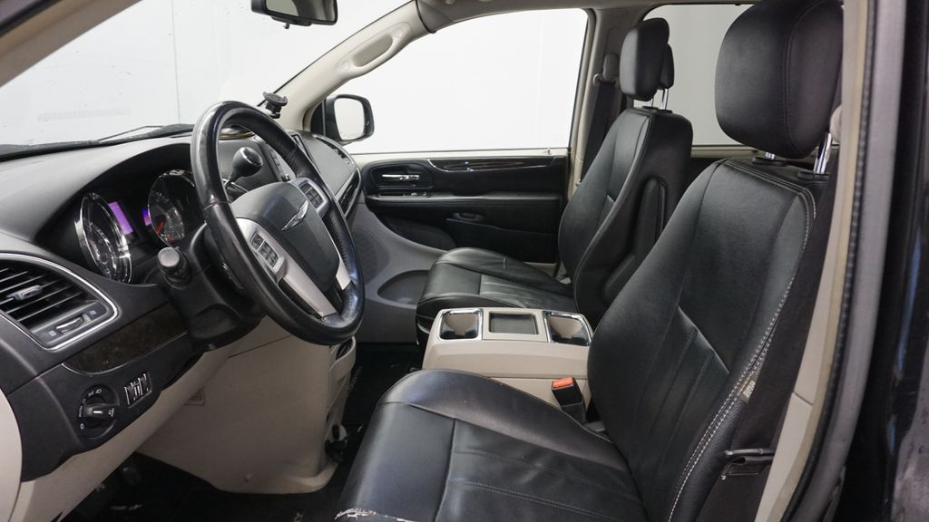 Thumbnail: 2014 Chrysler Town & Country - 28