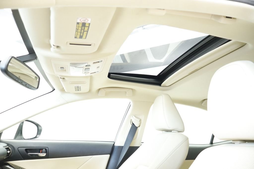 Thumbnail: 2015 Lexus IS - 34
