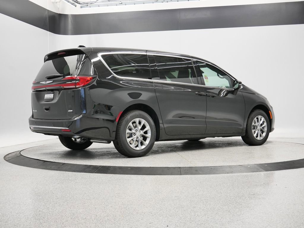 Thumbnail: 2026 Chrysler Pacifica - 8