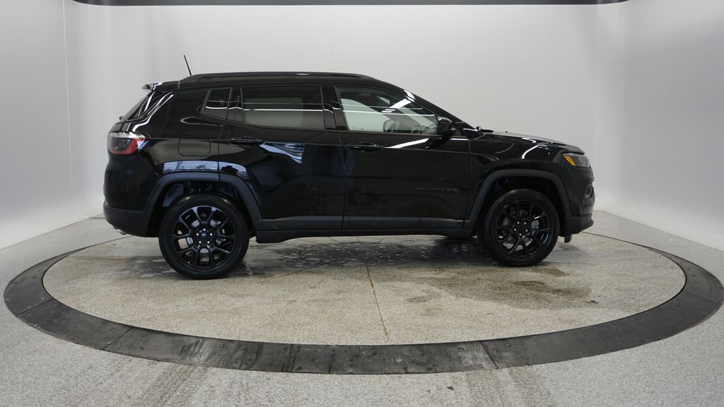 Thumbnail: 2022 Jeep Compass - 9