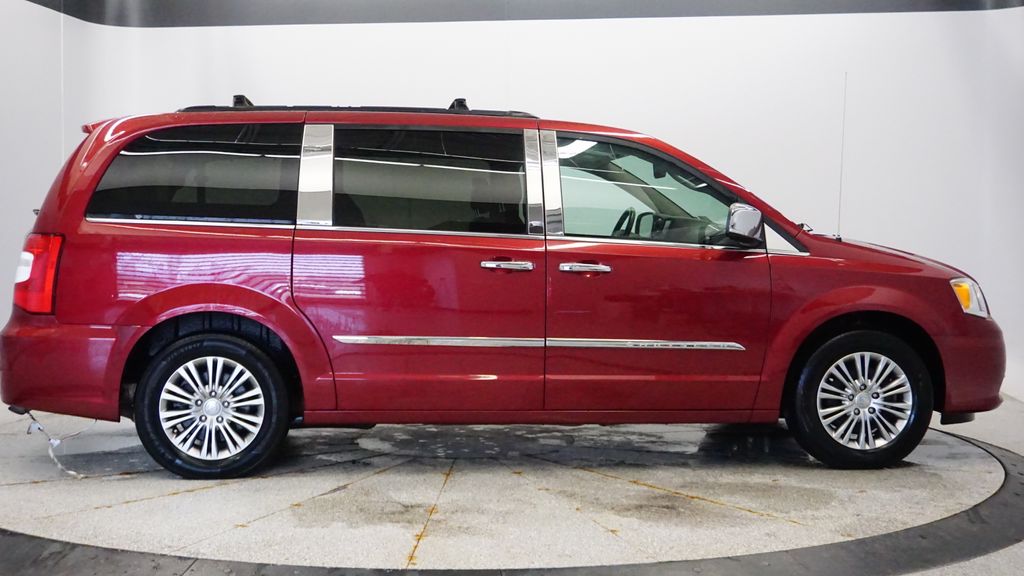 Thumbnail: 2013 Chrysler Town & Country - 7