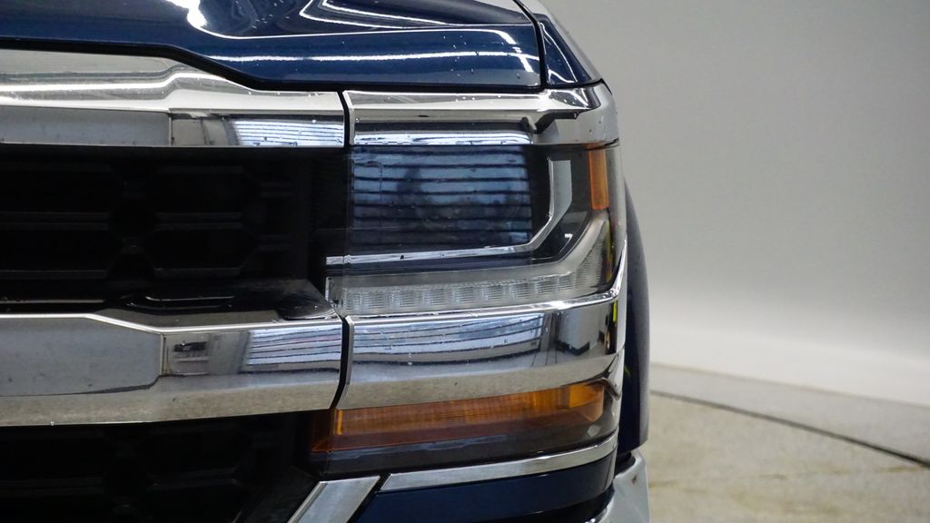 Thumbnail: 2018 Chevrolet Silverado 1500 - 9