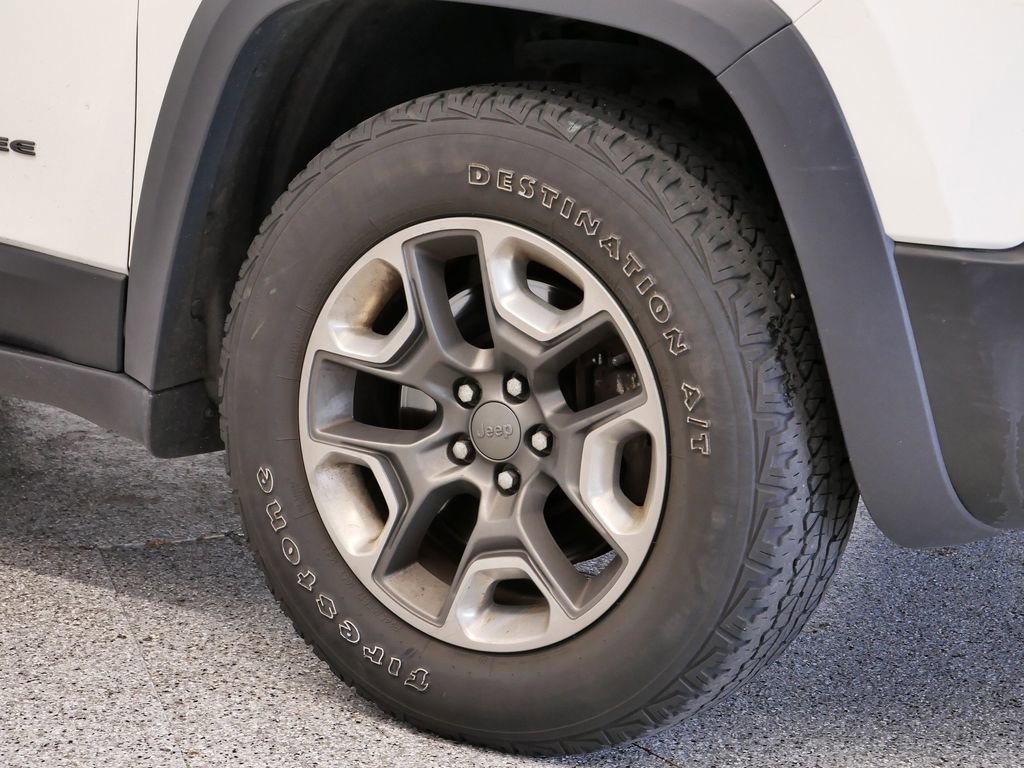 Thumbnail: 2019 Jeep Cherokee - 15