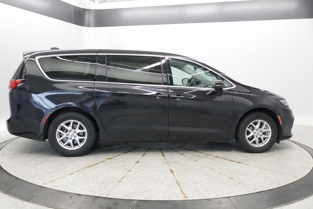 Thumbnail: 2023 Chrysler Pacifica - 6