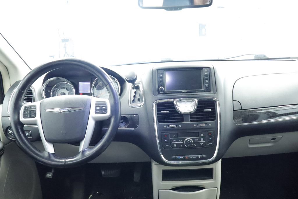 Thumbnail: 2016 Chrysler Town & Country - 19