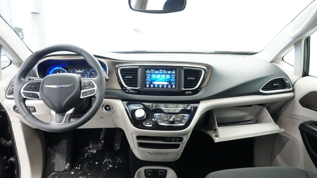 Thumbnail: 2018 Chrysler Pacifica - 22