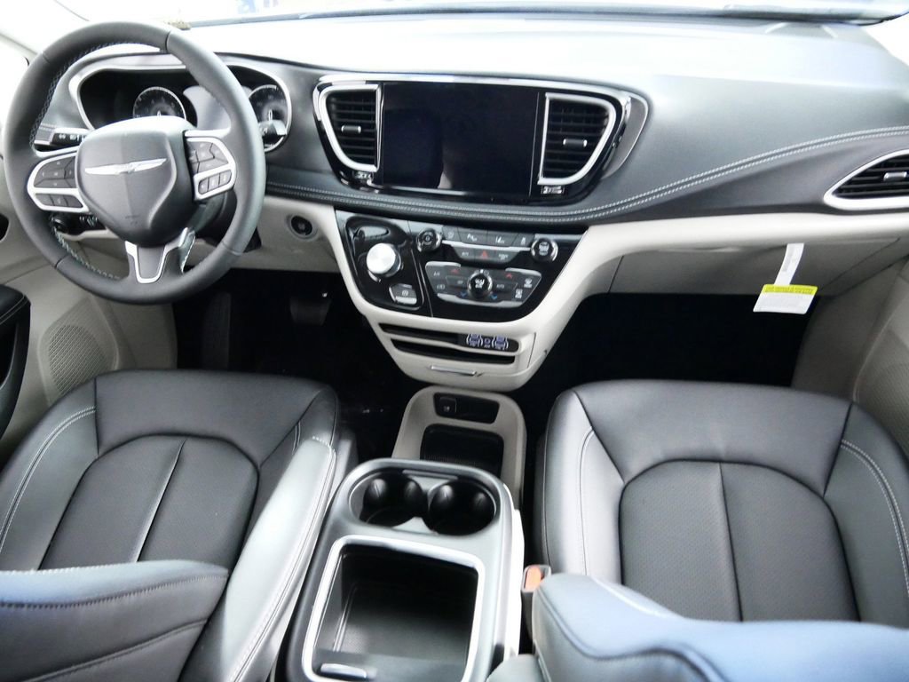 Thumbnail: 2024 Chrysler Pacifica - 6