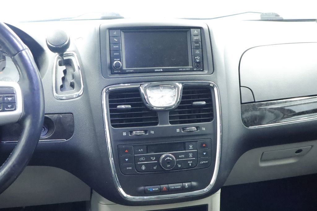Thumbnail: 2016 Chrysler Town & Country - 21