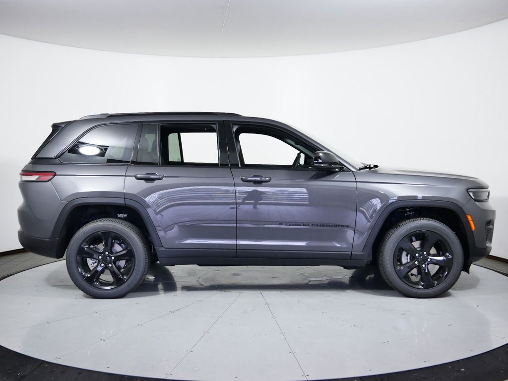 Thumbnail: 2024 Jeep Grand Cherokee - 9
