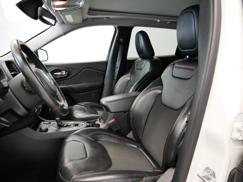 Thumbnail: 2019 Jeep Cherokee - 25