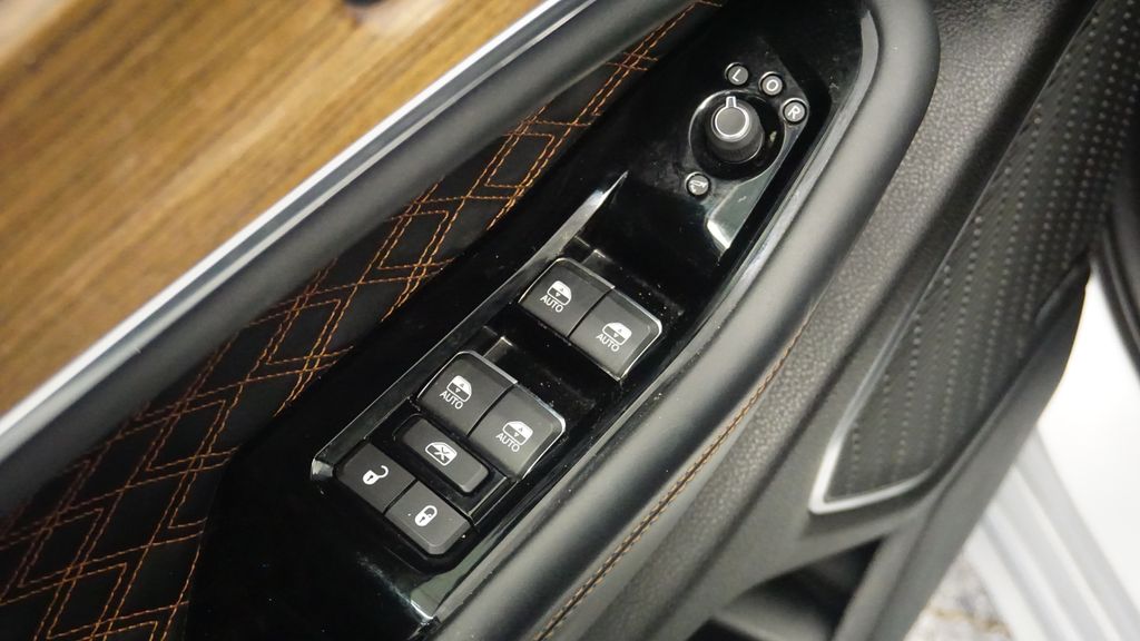 Thumbnail: 2022 Jeep Grand Cherokee - 24