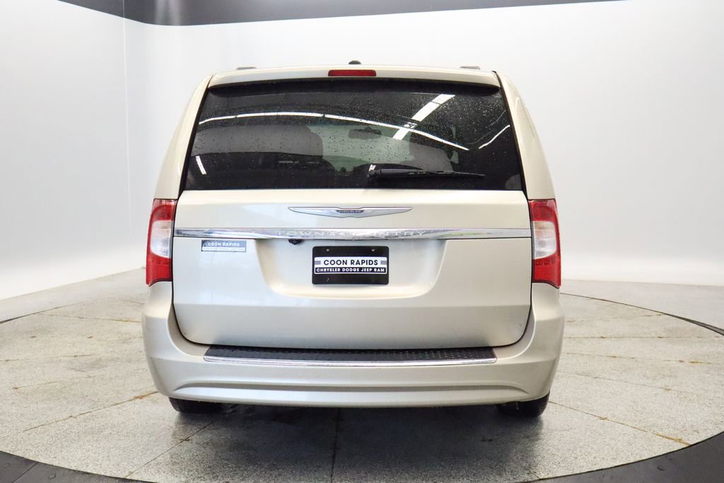Thumbnail: 2014 Chrysler Town & Country - 4
