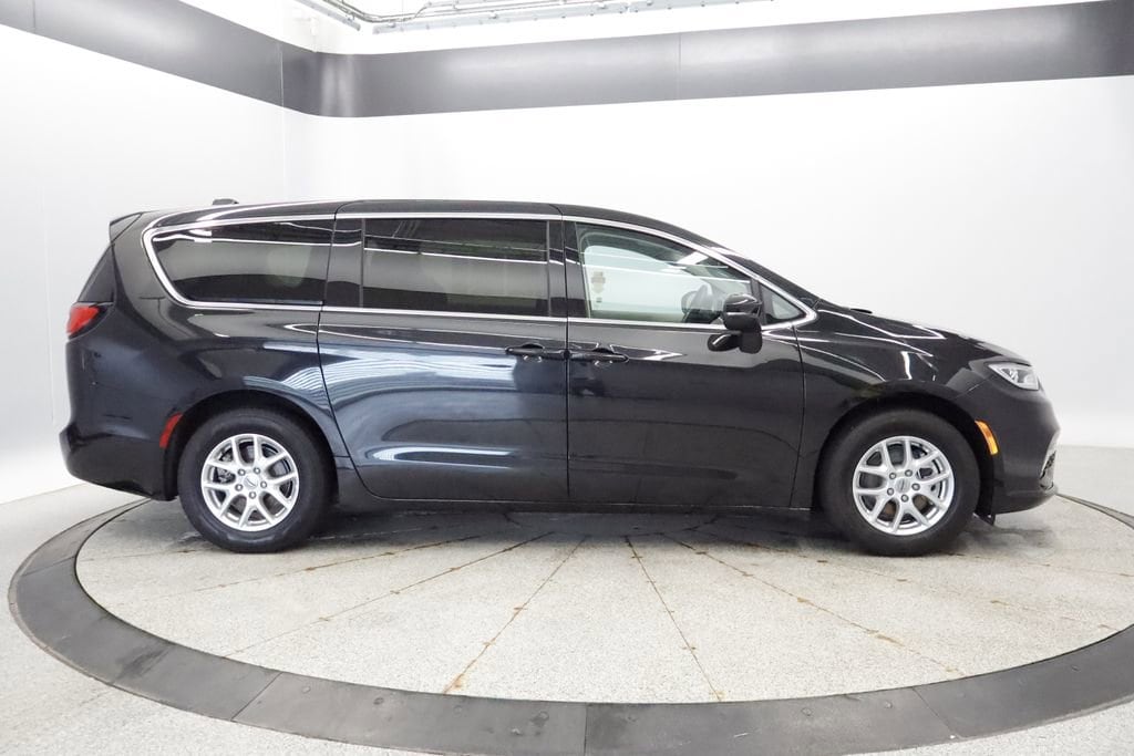 Thumbnail: 2023 Chrysler Pacifica - 8