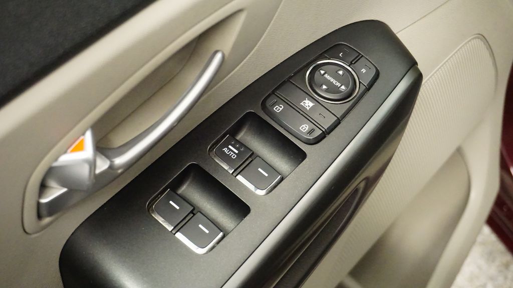 Thumbnail: 2020 Kia Sedona - 26