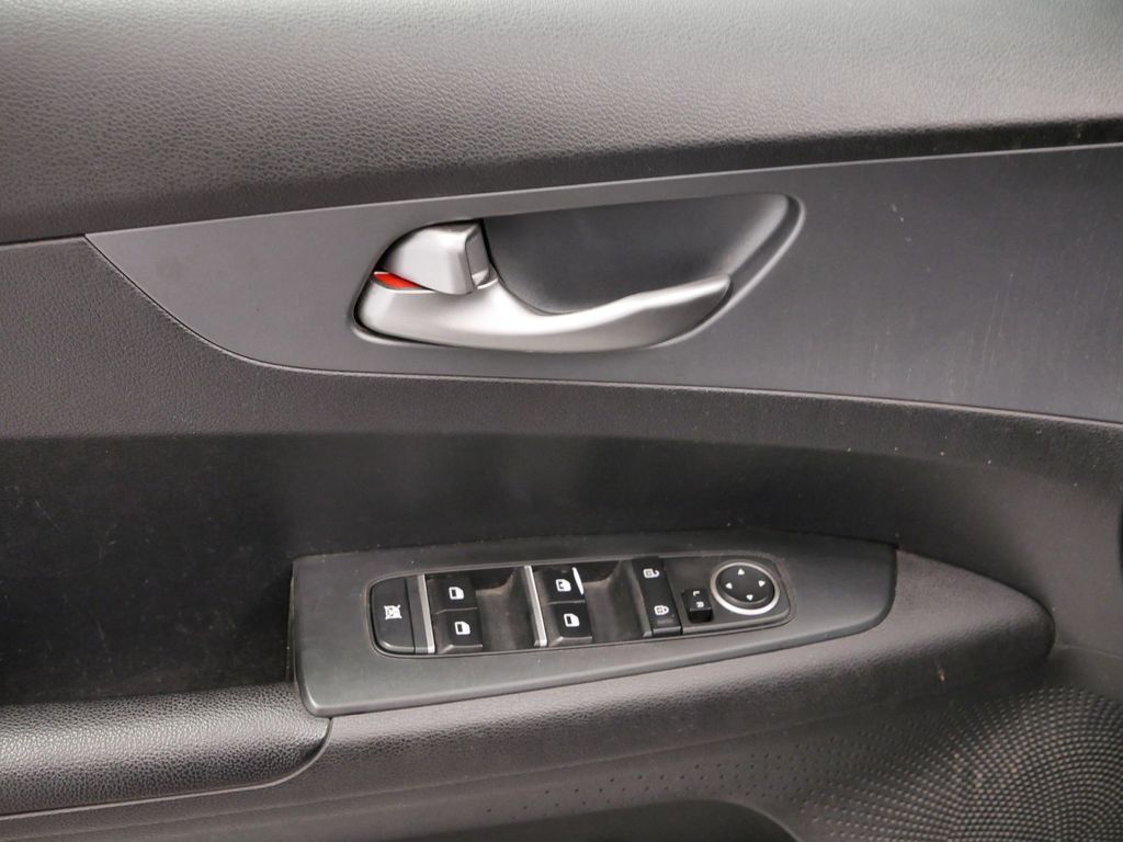 Thumbnail: 2021 Kia Forte - 23