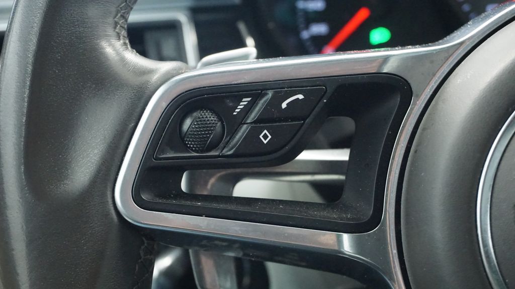 Thumbnail: 2017 Porsche Macan - 34