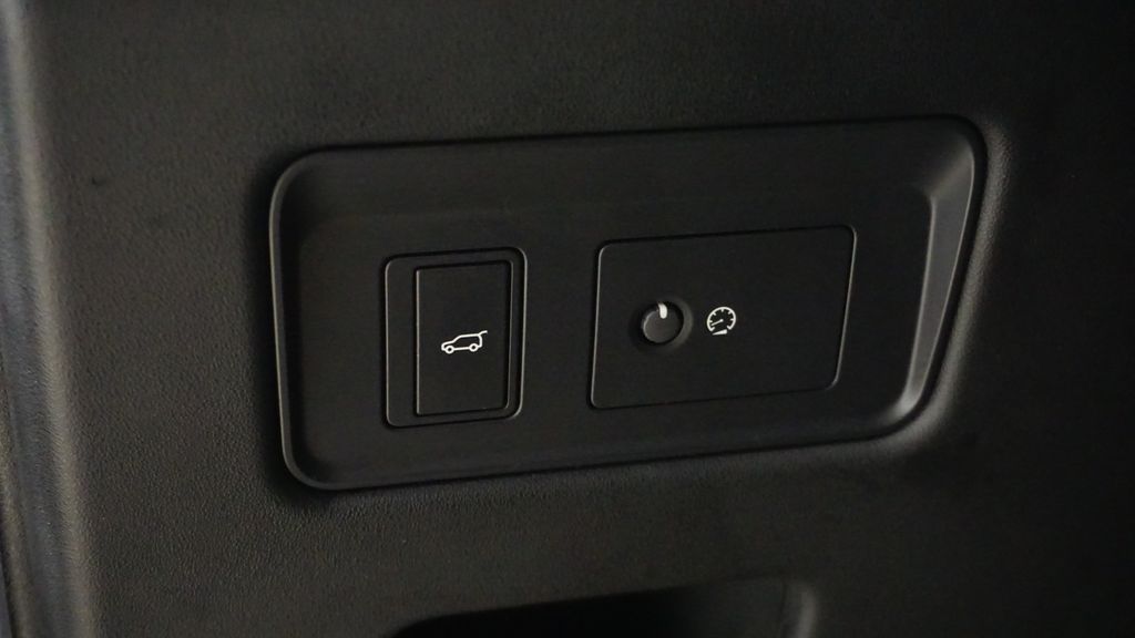 Thumbnail: 2020 Land Rover Discovery - 28