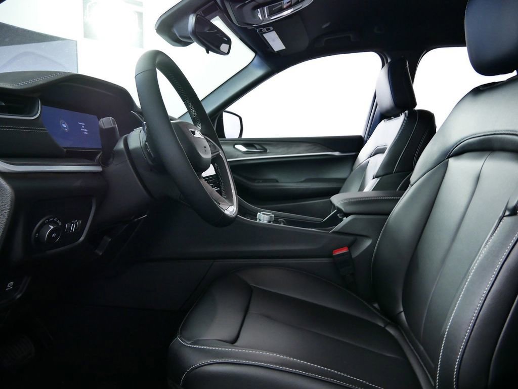 Thumbnail: 2025 Jeep Grand Cherokee - 32