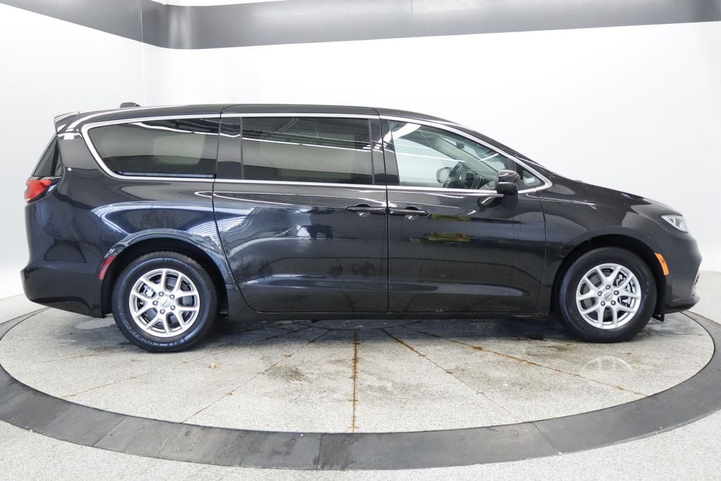 Thumbnail: 2023 Chrysler Pacifica - 8