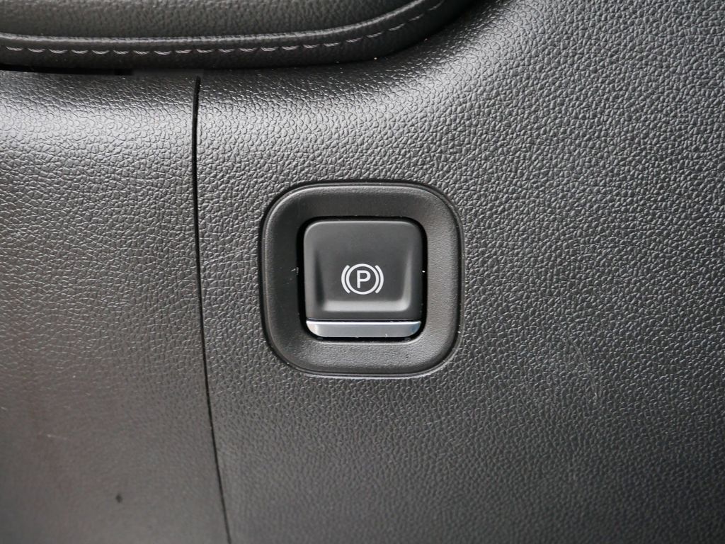 Thumbnail: 2022 GMC Sierra 3500 - 17