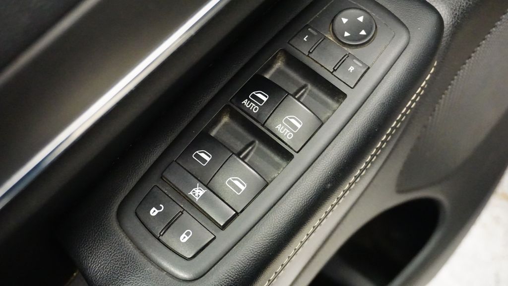 Thumbnail: 2017 Jeep Grand Cherokee - 29