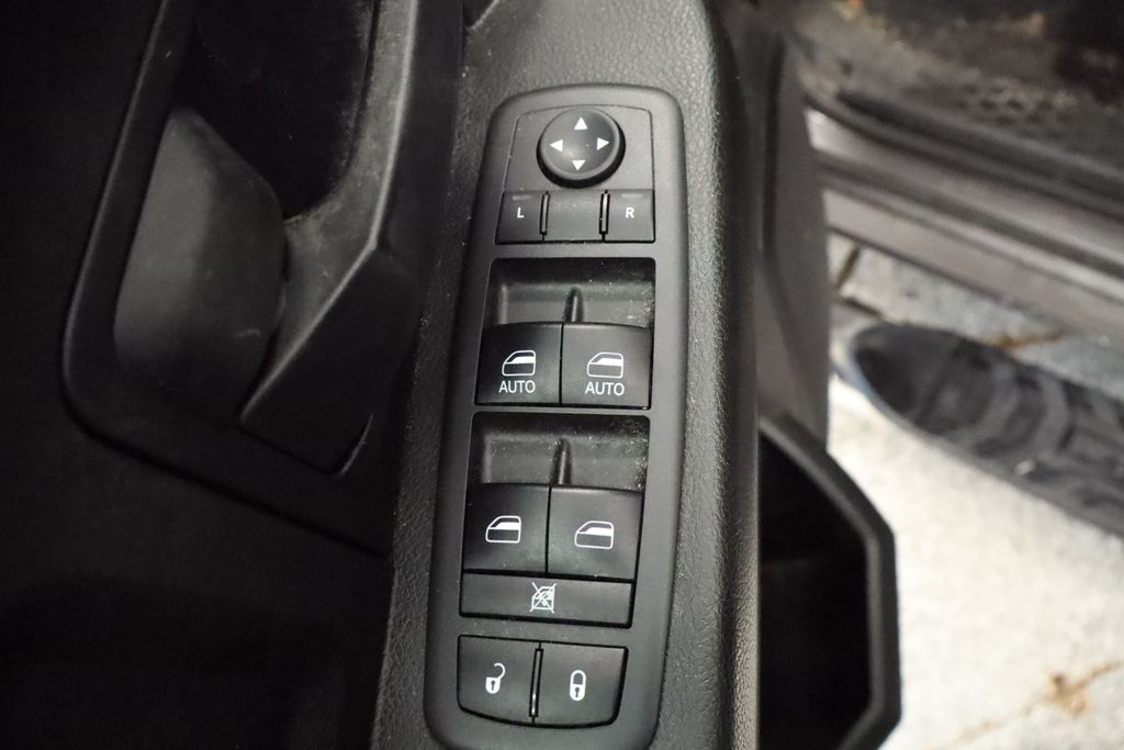 Thumbnail: 2019 RAM 1500 Classic - 32